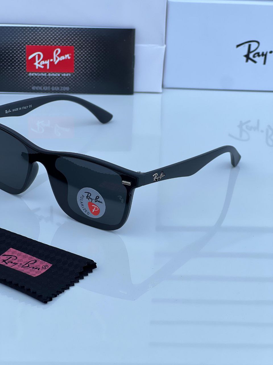 RAY-BAN Black to Black Wayfarer Square Trendy Hot Favourite Wintage Sunglass For Unisex.